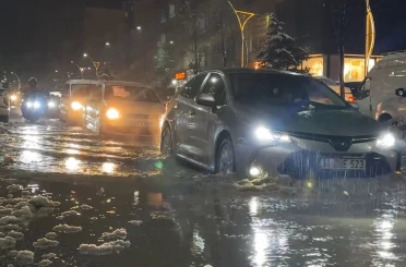 Yüksekova’da caddeler göle döndü, otomobiller adeta suda yüzdü 