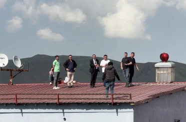 Yüksekova’da çatıya çıkan genci, belediye başkanı ve polis ekipleri ikna etti 