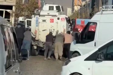 Yüksekova’da görenleri gülümseten anlar: Arızalan zırhlı araca vatandaş imecesi 