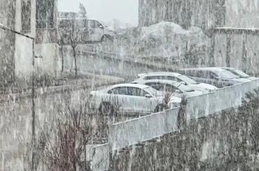 Yüksekova’da kar ve sis etkili oldu: Görüş mesafesi 20 metreye düştü 