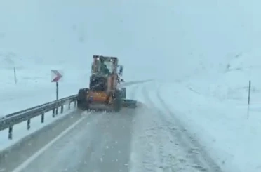 Yüksekova’da Karayolları ekipleri, karla mücadele çalışması yaptı 