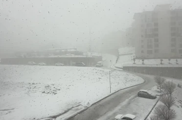 Yüksekova’da nisan ayında kar esareti 