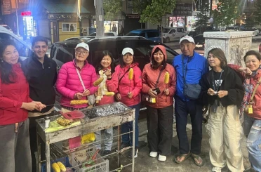 Yüksekova’da Taylandlı turistlere közde mısır ikramı yapıldı 