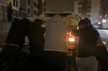 Yüksekova’da yollar piste döndü: Sürücülerin yokuşla imtihanı kameraya yansıdı 