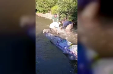 Yüksekovalı çiftçilerin kum torbalarıyla su nöbeti 