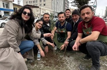 Yüksekovalı girişimci kadın çevreye dikkat çekmek için fidan dikti 