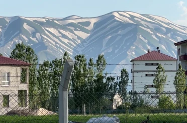 Yüksekova’nın "zebra" görünümlü karlı dağları ilgi görüyor 