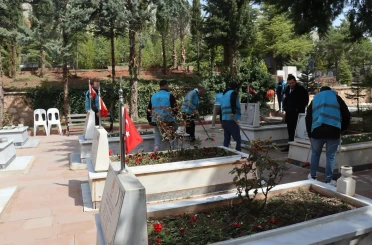 Yükümlülerden şehitliğe örnek davranış 