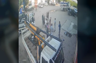 Yumruk, tokat ve tekmelerin havada uçuştuğu kavga kamerada