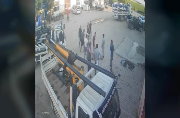 Yumruk, tokat ve tekmelerin havada uçuştuğu kavga kamerada