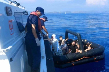 Yunan sahil güvenlik 3’ü çocuk 8 düzensiz göçmeni Türk karasularına geri itti 