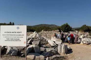Yunan turistlerden Kyzikos Antik Kenti’ne ziyaret
