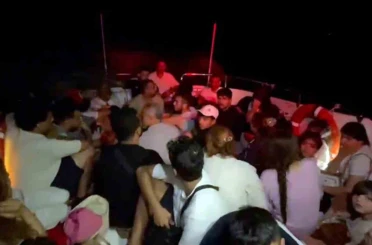 Yunanistan içinde çocukların da bulunduğu düzensiz göçmenleri Türk karasularına geri itti 