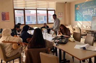 Yurttaki kız öğrenciler bağlama çalmayı öğreniyor 
