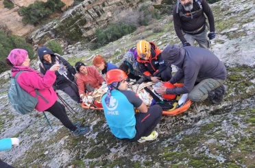 Yürüyüş yaparken dere yatağına düşen şahıs kurtarıldı 