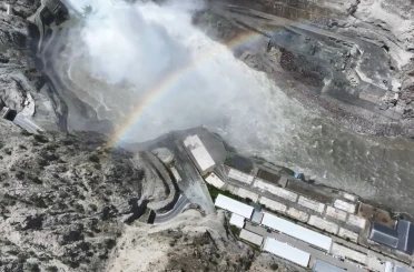 Yusufeli Barajı’nda kapaklar açıldı, gökkuşağı görüntüsü hayran bıraktı 