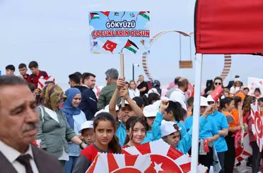 Yüzlerce uçurtma Filistinli çocuklar için uçuruldu
