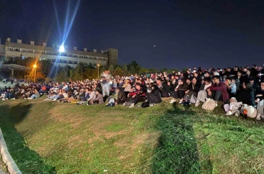 Yüzlerce Üniversite öğrencisi gece açık hava sinemasında buluştu 