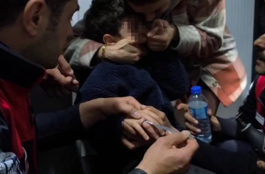 Yüzük çıkarma operasyonunda gözyaşlarına boğulan çocuğu annesi ve itfaiye ekipleri teselli etti 