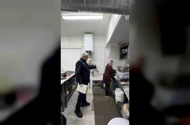 Zabıta denetimi esnasında mutfak tezgahında yıkanan paspas mide bulandırdı 