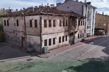 Zamana direnen asırlık konaklar, restore edilerek turizme kazandırılmayı bekliyor 
