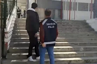 Zamanla yarışan polis kimliğini kaybeden öğrenciyi sınava yetiştirdi 