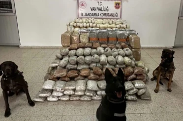 Zehir tacirlerine geçit yok: Tır ve kümeste 324 kilo uyuşturucu ele geçirildi 
