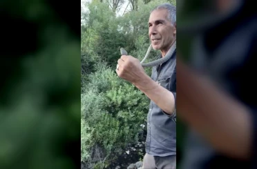 Zehirli engerek yılanını yakalayıp boynuna doladı: "Benim yaptığımı yapmayın" 