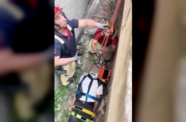 Zeytinburnu’nda 5 metre yükseklikten boşluğa düşen şahsın kurtarılma anı kameraya yansıdı 