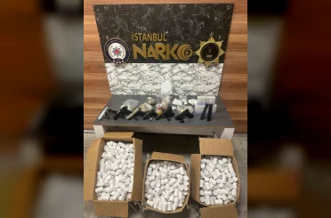 Zeytinburnu’nda uyuşturucu operasyonunda 60 bin sentetik ecza hap ele geçirildi 