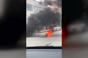 Zihinsel engelli şahıs üzerine benzin döküp kendini yaktı: Korku dolu anlar kamerada 