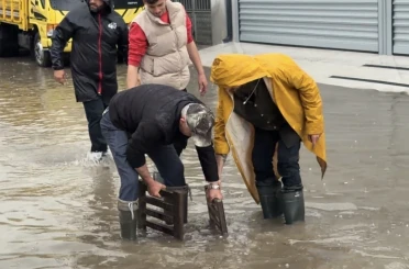 Zile’yi sağanak vurdu, iş yerleri sular altında kaldı 