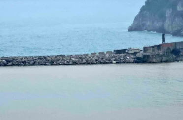 Zonguldak Limanı çamur nedeniyle sarı renge büründü 