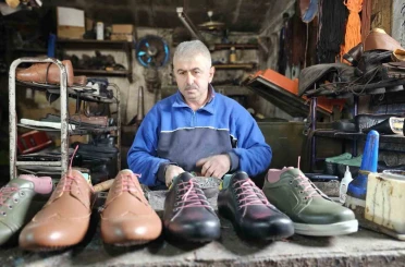 Zonguldak’ın son ayakkabı imalatçısı 26 yıllık atölyesinde teknolojiyle yarışıyor 