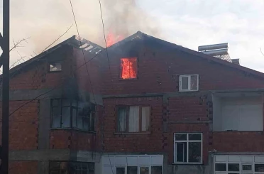 Zonguldak’ta 6 katlı binanın çatısı alev alev yandı 