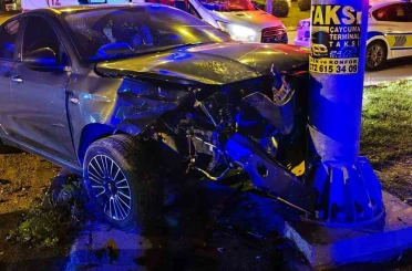 Zonguldak’ta otomobil önce araca, ardından yön direğine çarptı: 2 yaralı 