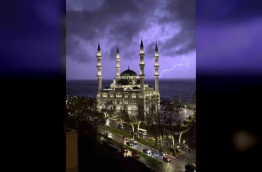 Zonguldak’ta şimşekler geceyi aydınlattı 