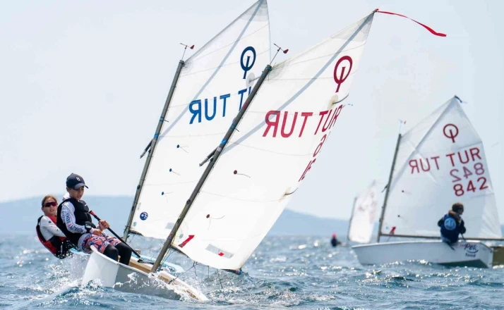 14. Tayk-Eker Olympos Regatta’da genç yelkenciler rüzgarla mücadele ediyor 
