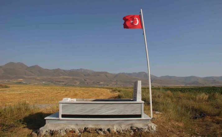 149 yıldır Erzurum Ovası’nda nöbet tutan şehidin mezarı yenilendi 