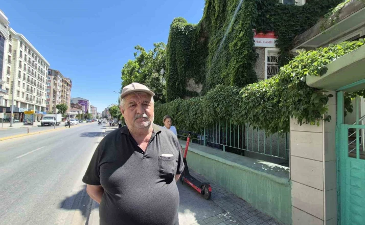 15 yıldır gönüllü olarak çalıştığı ’Sarmaşıklı Cami’ye gözü gibi bakıyor 