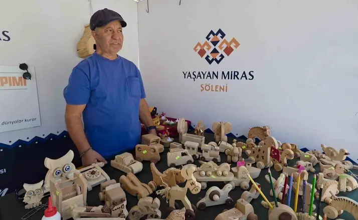 25 yıllık sanatını çocuklar için ahşap oyuncaklara dönüştürüyor
