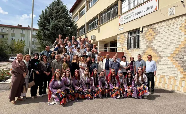 40 yıl sonra aynı okul bahçesinde buluştular
