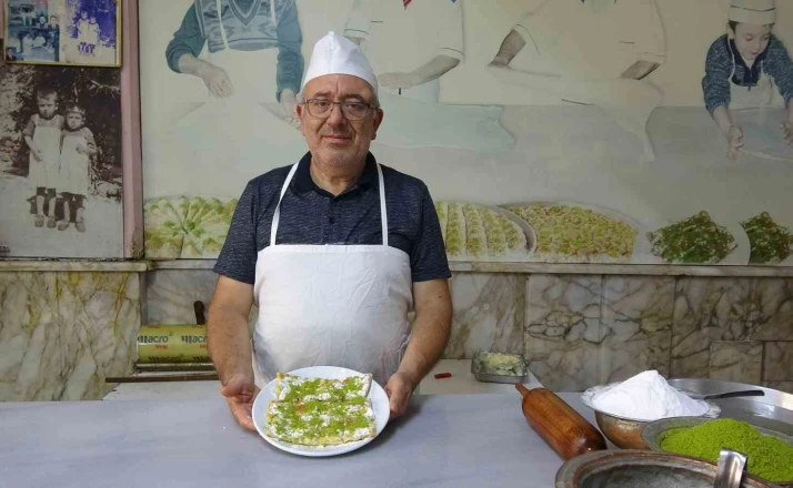 5 yaşında başladı, 63 yıldır katmer açıyor 