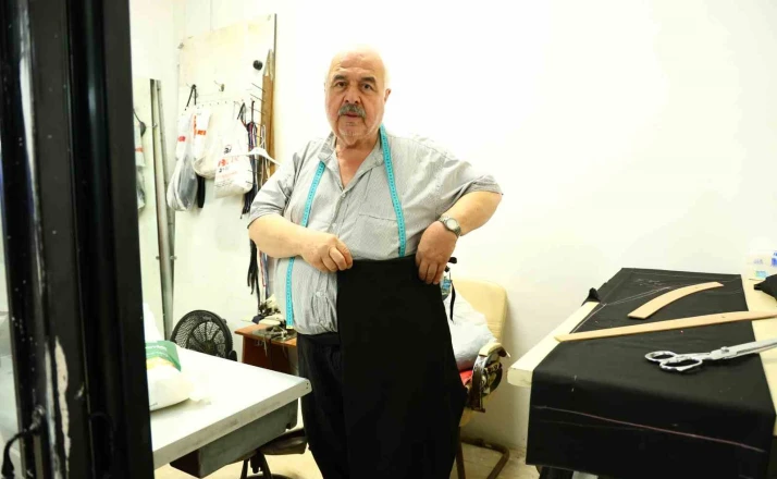60 yıllık terzi tarihi kaybolan mesleğini anlattı: "Bu sanatı yapacak 10 usta çıkmaz" 