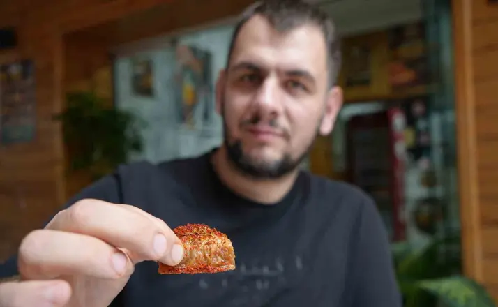 Acısız yaşayamıyor: Tatlıya bile pul biber atıp yiyor
