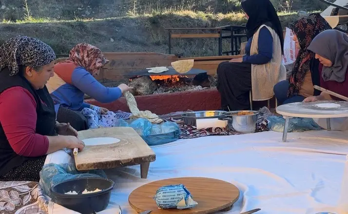 Adana’da öğrencilerin bahçede yetiştirdiği ürünler sofraya taşındı

