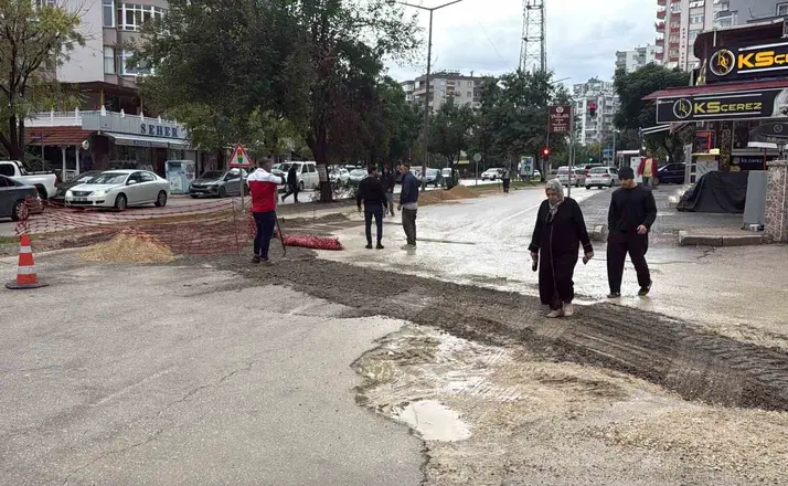 Adana’da şiddetli yağış sonrası yol çöktü
