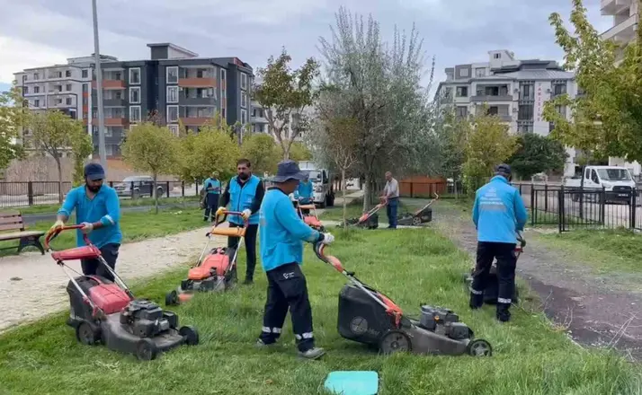 Adıyaman’da parklarda sonbahar bakımı sürüyor
