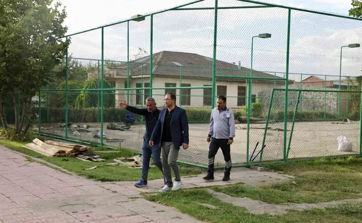 Ağrı’da tenis kortlarının zemini yenileniyor
