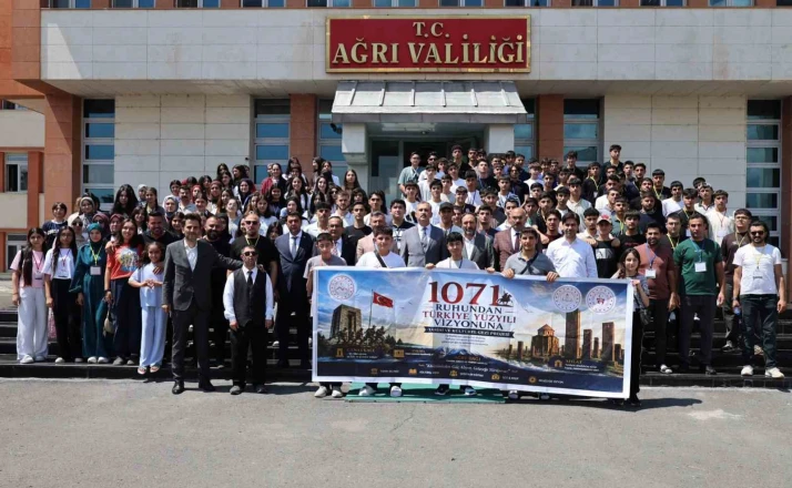 Ağrı’dan 200 öğrenci Çanakkale ve Ankara’ya tarih yolculuğuna uğurlandı 